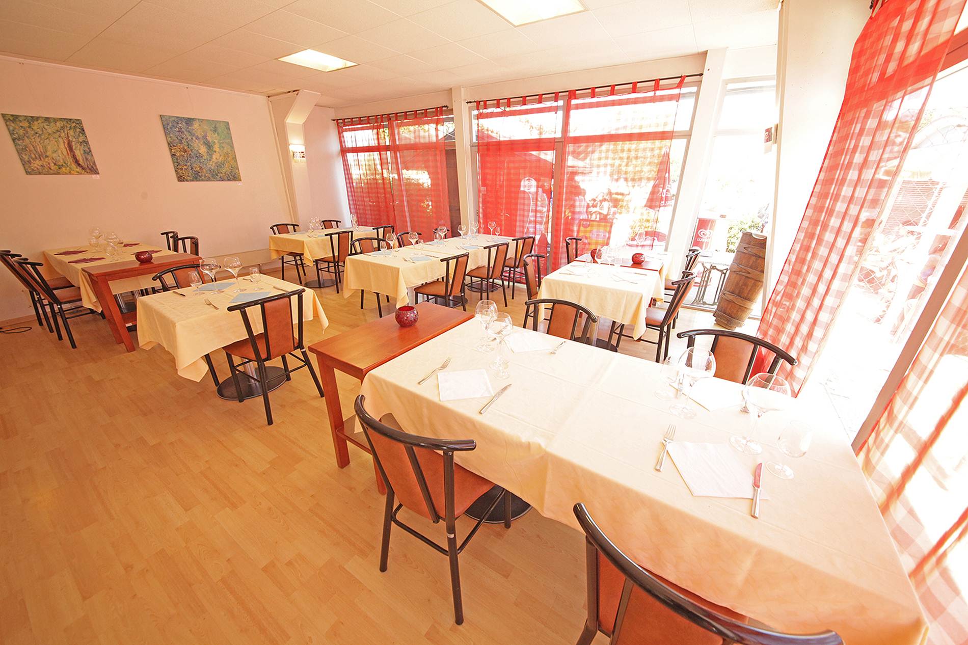 Terrasse-Piscine-Restaurant-Yverdon